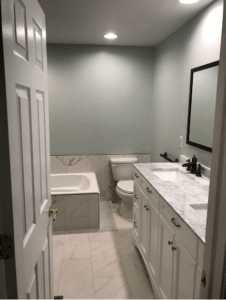 Modern bathroom with sleek design – a bathroom remodeling trend.